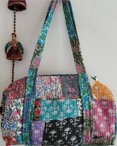 กระเป๋าดัฟเฟิลผ้าฝ้ายบุนวมพิมพ์ลายบล็อกแฮนด์เมด | กระเป๋าสะพายไหล่สำหรับเล่นกีฬาความจุขนาดใหญ่ | ยั่งยืน - Product Image 1