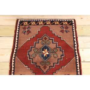 Petit tapis turc vintage 2,2x2,7 pieds, tapis à bordure rouge en laine - Product Image 3