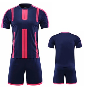 Uniformes de football pour hommes sur mesure vêtements de sport d'entraînement rétro et maillot de football avec prix de service OEM - Product Image 1