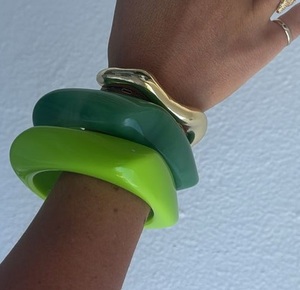 Brazalete de Resina de Ágata Impermeable Único con Diseño y Textura Estilizados, Colores Personalizados, Hecho a Mano para Chicas Modernas y Mujeres con Estilo - Product Image 3