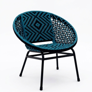 Fauteuil d'appoint d'extérieur tressé bleu sarcelle avec structure en métal noir, chaise de salle à manger en corde géométrique, chaise longue de patio, décoration artistique - Product Image 1