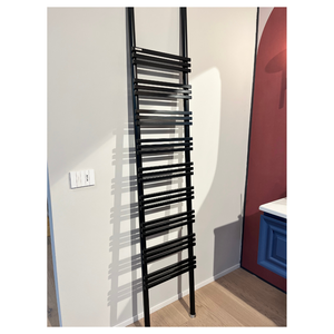 Radiador de toallas independiente de la marca italiana Premium, con peldaños planos en acero negro mate, moderno, para un calefacción eficiente - Product Image 3