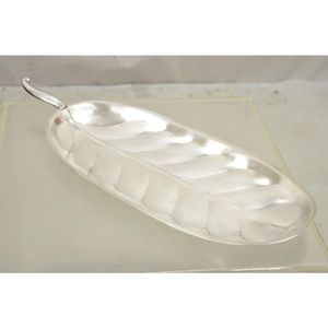 Plat à feuilles en métal fait main idéal pour la décoration de table à manger de mariage et la décoration intérieure de la maison moderne - Product Image 1