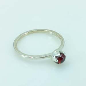 Anillo Boho con Piedra de Nacimiento de Enero, Hecho a Mano en Plata de Ley 925 con Granate de Corte Ovalado, Regalo Perfecto para su Cumpleaños o Aniversario - Product Image 3