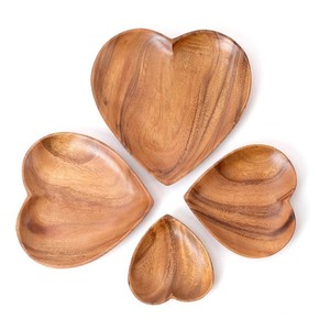 Belles assiettes en bois d'acacia en forme de coeur pour mariage plat à dessert en bois fait à la main fabriqué au Vietnam - Product Image 1
