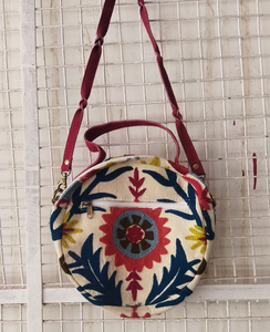 Bolsas redondas de tela Suzani de algodón Vintage bohemio con asa de tira de cuero con cierre de cremallera bolsas de viaje para compras en la playa - Product Image 1
