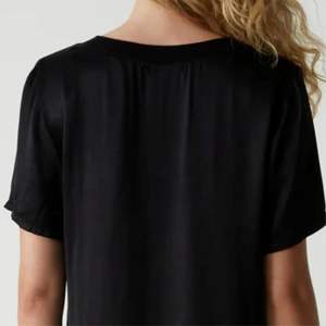 Camiseta ecológica con cuello en V para mujer, hecha de bambú orgánico, suave en la piel, hipoalergénica y sostenible - Product Image 6