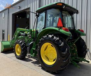 Tractor de Ruedas John Deere 3038E 4WD Verde con Cargador Frontal, Equipo Utilitario Agrícola de 70HP con Transmisión por Engranajes - Product Image 3