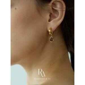 Orecchini Pendenti con Perle Autentiche e Occhio di Tigre, Anelli a Cerchio Dorati Inossidabili - Idea Regalo - Product Image 1