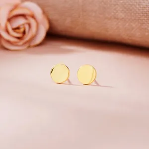 Boucles d'oreilles créoles géométriques en forme de cœur plaquées or avec zircon et perle - Product Image 1