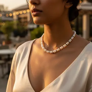 Collier classique en fausses perles blanches pour femmes, colliers à perles rondes, à porter au quotidien - Product Image 1