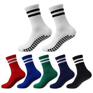 ODM calcetines de algodón personalizados estilo tripulación doble raya Yoga suela punto antideslizante transpirable secado rápido absorbente de sudor mujeres/hombres - Product Image 1