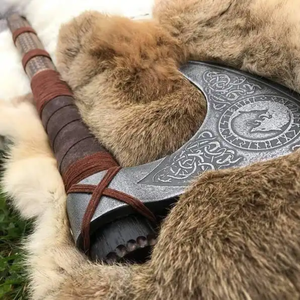 Hacha Vikinga Hecha a Mano con Mango de Madera de Fresno Grabado y Funda de Cuero con Grabado en la Cabeza - Product Image 4