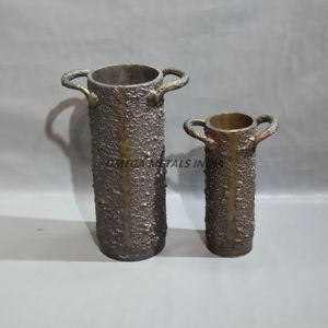 Vase noir brillant en forme de larme lisse qui se rétrécit gracieusement vers la base et est complété par un col étroit - Product Image 5