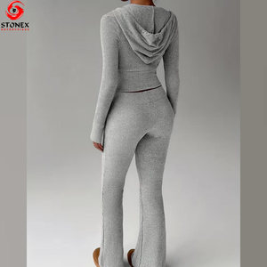 Ensemble de jogging décontracté à capuche en polyester/coton, 2 pièces, logo personnalisé, vente chaude, ensemble de survêtement pour femmes, vente en gros, sport, coupe courte - Product Image 3