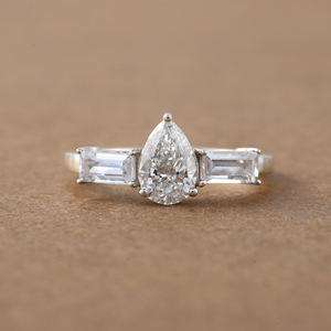 Anillo de compromiso personalizado de tres piedras, Oro Sólido, Plata de ley, pera, corte esmeralda, diamantes cultivados en laboratorio, ajuste de bisel certificado IGI - Product Image 1