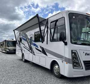 OFERTA: Autocaravana de Lujo Clase L, Modelo FREEDOM TRAVELER B30, Interior Espacioso, Cama King Size, Emisión EURO 6, Cocina, Baño, 3000 kg - Product Image 1