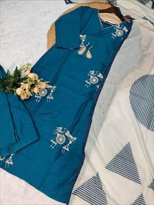 Réservez dès maintenant : Ensemble Kurti et pantalon imprimé numériquement, style actrice de série télévisée, longueur genou, avec dupatta contrastante, pour adulte – Le meilleur choix pour la couleur. - Product Image 5