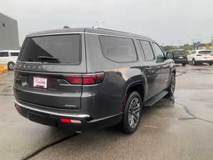 Jeep Wagoneer L Series II 2022 d'occasion en excellent état, SUV 4 portes, 4 roues motrices, 4.1-6L, 6 cylindres, aspiration naturelle, automatique, cuir gauche, R17, panoramique - Product Image 5