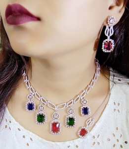 Élégant collier de diamants américains serti d'une forme de feuille pour les femmes, les mariages et les fêtes. - Product Image 2