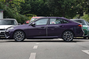 Nuevo Sedán Compacto de Lujo Serie 2, Motor Turbo Automático, Neumáticos R18, Interior Oscuro, Volante a la Izquierda, Paquete M Sport - Product Image 4
