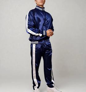 Conjunto Deportivo de 2 Piezas para Hombre, 100% Poliéster, Cómodo, con Logotipo Bordado Personalizado, Talla Grande, Tela Satinada, Estilo Urbano, Traje Deportivo Sólido - Product Image 4