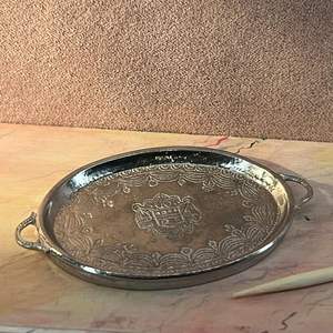 Beau plateau de service en métal de style ethnique avec motif orné pour un dîner en famille avec des buffets ou des offrandes cérémonielles - Product Image 1