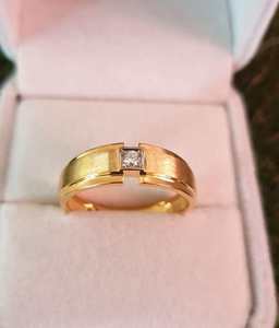 Anillo de compromiso y aniversario de moissanita de 0.50 quilates con corte redondo, estilo hip hop para hombre, regalo para esposo, plata de ley 925 chapada en oro - Product Image 2