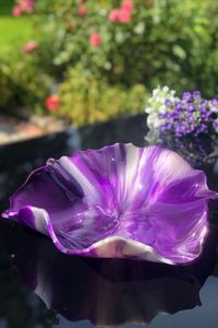 Cuenco de resina decorativo con capas transparentes y coloridas ideal para crear un centro de mesa visualmente atractivo en casa - Product Image 6