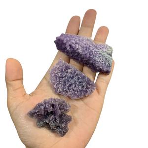 Petit spécimen d'agate de raisin naturelle, agate de raisin botryoïdale brute violette, grappe de cristaux minéraux pour collection et décoration - Product Image 4
