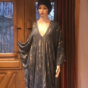 เดรสยาวแบบไม่มีแขนลายมัดย้อมสั่งทำพิเศษสำหรับผู้หญิง คอวีลึก สไตล์ลำลอง ยาวพิเศษ รับผลิตแบบ OEM ODM เหมาะสำหรับใส่ไปชายหาด สินค้ามาใหม่ปี 2026 - Product Image 1