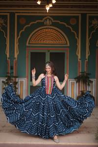 El último vestido Anarkali DE TRABAJO estampado Leheriya de seda Chinon de diseñador por FabZone - Product Image 2