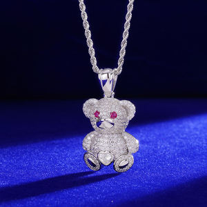 Colgante de oso de peluche helado de lujo, acentos de diamantes con acabado plateado 925, Ojos de Rubí, piedra central en forma de corazón, colgantes finos, dijes - Product Image 3