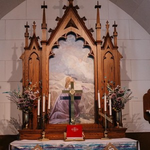 Capilla de altar cristiano de madera de teca oscura Premium, muebles para el hogar, decoración religiosa hecha a mano, Altar tradicional personalizado Mandir - Product Image 5