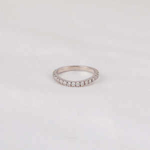 Anillo de Boda Clásico de Oro Blanco Sólido de 18 Quilates con Diamante Cultivado en Laboratorio para Mujer, con Diamante de Corte Redondo de 0.7 Quilates Engastado en Puntas - Product Image 1