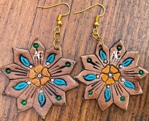 ต่างหูหนังแกะสลักมือสไตล์ตะวันตกสินค้ามาใหม่ต่างหูรูปหยดน้ำตาสุดน่ารักสำหรับผู้หญิงเครื่องประดับแฟชั่นหนัง - Product Image 1