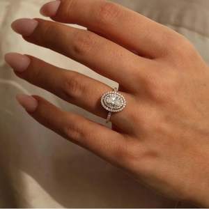 Anillo de Compromiso Clásico de Plata de Ley 925 Chapado en Oro de 14K con Moissanita de Corte Ovalado, Media Eternidad, Certificado por Terceros - Product Image 4