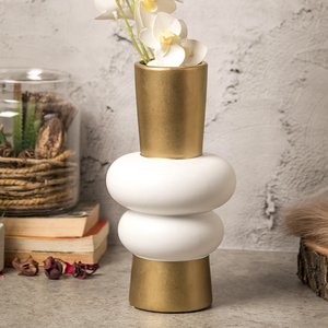 Un vase sculptural moderne en or et blanc avec des anneaux géométriques empilés pour une déclaration audacieuse. Disponible aux prix de gros. - Product Image 1