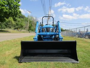 Tracteur compact LS avec chargeur frontal et pelle arrière, moteur essence, 4x4, conception à couple élevé - Product Image 4