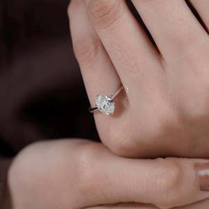 Anillo de Compromiso de Oro Blanco con Certificado IGI, Solitario Ovalado con Diamantes Engastados en 6 Puntas - Product Image 6