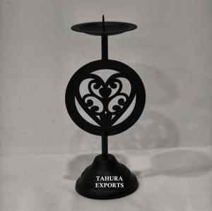 Bougeoir en fer noir mat de conception laser avec des lignes épurées et une finition moderne pour un éclairage d'ambiance doux et paisible - Product Image 2