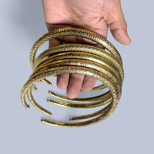 Collares Abiertos de Latón Texturizado - Joyería Africana Hecha a Mano, Estilo Boho Tribal, con Grabado de Escamas de Serpiente Floral Martilladas - Product Image 3