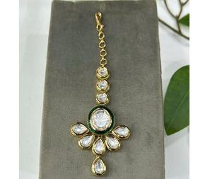 Magnifique Tikka en laiton plaqué or de qualité supérieure, orné de pierres Kundan, pour femmes, filles et mariées, pour les occasions de mariage et de fête - Product Image 1