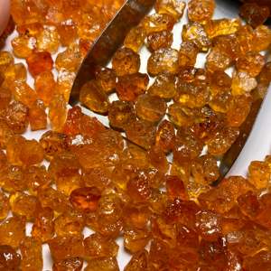 Pierres de grenat spessartite naturelles, calibrées 3 mm, qualité supérieure, provenant de Loliondo, Tanzanie - Product Image 1