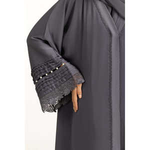 Abaya en viscose georgette de style minimaliste brodée avec un foulard brodé en tissu tissé IPAB-22137 - Product Image 4