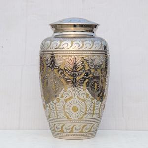 Urnes funéraires en laiton de qualité supérieure gravées à la main pour cendres humaines, urnes en laiton personnalisées, urnes en laiton artisanales pour cendres d'adultes, vente en gros - Product Image 5