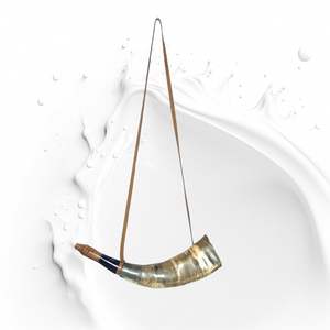 Corne à souffler nordique polie écologique en corne de buffle naturelle avec sangles en cuir - Style Feng Shui et religieux - Product Image 1