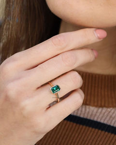 Ensemble de bague de mariage en moissanite verte 2.1 carats intemporelle avec ensemble de lunette élégant centre de coupe émeraude et bande d'éternité assortie - Product Image 6