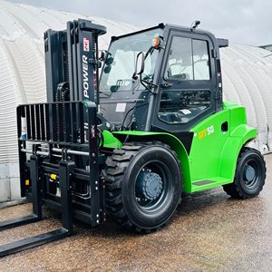 Nouveau chariot élévateur tout-terrain diesel RT50, outils de levage, hauteur de levage 4700 mm |   Capacité de 1 tonne |   Positionneur de fourche |   Cabine complète 4x4 |   1 an - Product Image 3