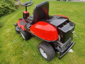 Tractor cortacésped Kubota GR2120 rojo con tracción en las cuatro ruedas y transmisión de engranajes, fácil de operar. - Product Image 5